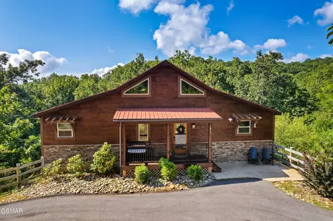 1017 Wiley Oakley Dr, Gatlinburg, TN 37738