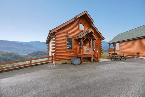 3138 Lakeview Lodge Dr, Sevierville, TN 37862