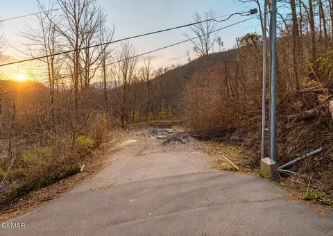 473 Winfield Heights Rd, Gatlinburg, TN 37738