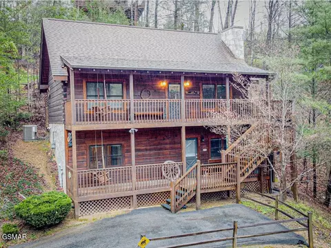 710 Golden Eagle Way, Pigeon Forge, TN 37863