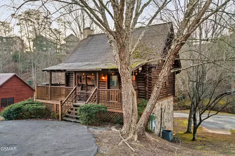 742 Kings Hills Blvd, Pigeon Forge, TN 37863
