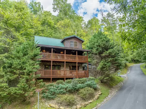 659 Black Bear Falls Way, Gatlinburg, TN 37738
