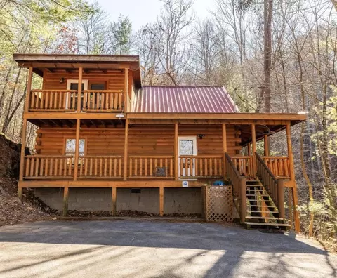 1816 Beach Front Dr, Sevierville, TN 37876