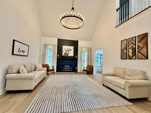Living - 1005 Ithaca St, Murfreesboro, TN 37130 photo 2 of 5