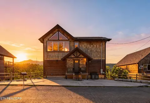 218 Pinnacle Dr, Gatlinburg, TN 37738