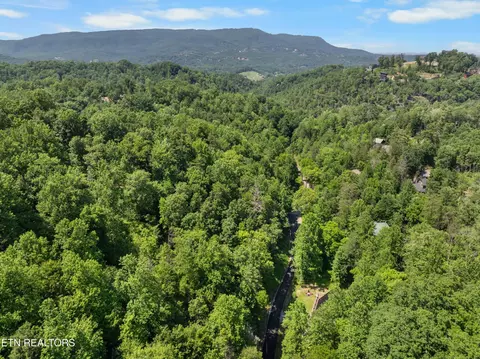 3 Stepping Stone Dr, Sevierville, TN 37862