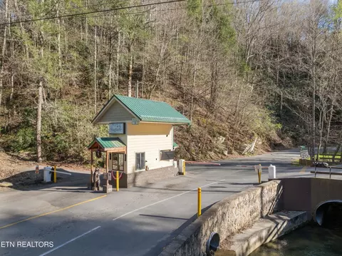 28 Sugar Maple Loop Rd, Sevierville, TN 37862 photo 3