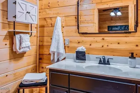 Bath - 2924 Pine Haven Dr, Sevierville, TN 37862 photo 2 of 2