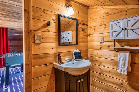 Bath - 2924 Pine Haven Dr, Sevierville, TN 37862 photo 1 of 2