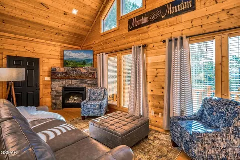 Living - 2924 Pine Haven Dr, Sevierville, TN 37862 photo 2 of 3