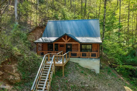 Exterior - 3547 Sugar Maple Loop Rd, Sevierville, TN 37862 photo 2 of 9
