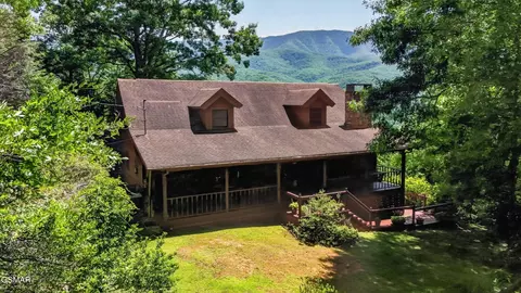 549 Geneva Ln, Gatlinburg, TN 37738