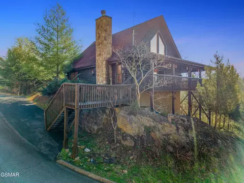 2028 Eagle Feather Dr, Sevierville, TN 37876