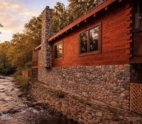 289 Roaring Fork Rd, Gatlinburg, TN 37738