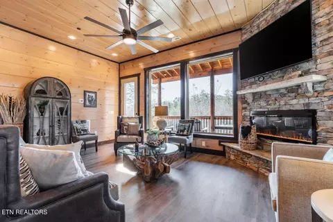 Living - 2110 Elk Pass Ln, Sevierville, TN 37876 photo 3 of 5