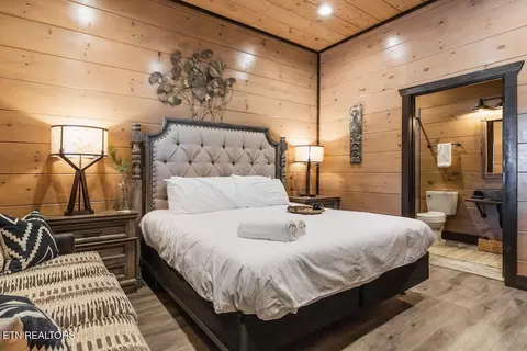 Bedroom - 2110 Elk Pass Ln, Sevierville, TN 37876 photo 10 of 11