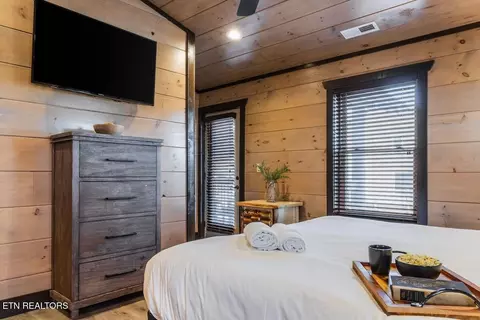 Bedroom - 2110 Elk Pass Ln, Sevierville, TN 37876 photo 5 of 11