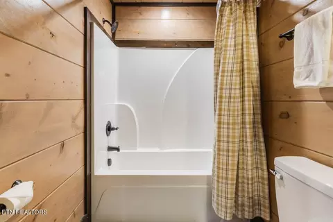 Bath - 2110 Elk Pass Ln, Sevierville, TN 37876 photo 6 of 8