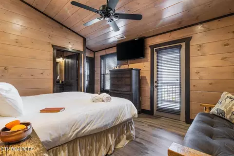 Bedroom - 2110 Elk Pass Ln, Sevierville, TN 37876 photo 2 of 11