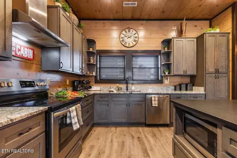 Kitchen - 2110 Elk Pass Ln, Sevierville, TN 37876 photo 4 of 5