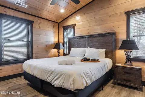 Bedroom - 2110 Elk Pass Ln, Sevierville, TN 37876 photo 3 of 11