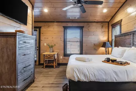 Bedroom - 2110 Elk Pass Ln, Sevierville, TN 37876 photo 4 of 11