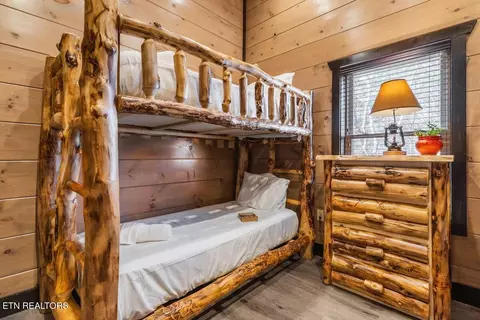 Bedroom - 2110 Elk Pass Ln, Sevierville, TN 37876 photo 9 of 11