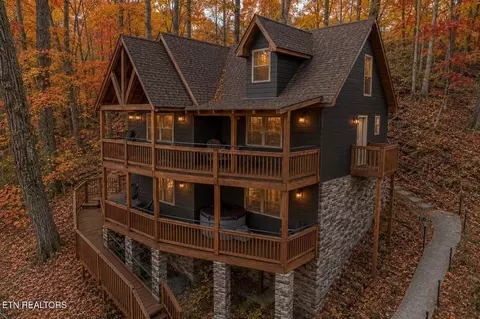 1218 N Baden Dr, Gatlinburg, TN 37738