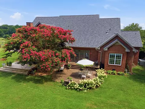 Exterior - 2404 Savage Creek Dr, Springfield, TN 37172 photo 5 of 20