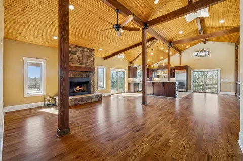 Living - 1224 Hangar Rd, Springfield, TN 37172 photo 7 of 8