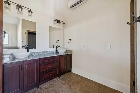 Bath - 1224 Hangar Rd, Springfield, TN 37172 photo 1 of 11