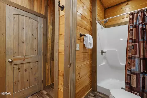 Bath - 2470 Hackberry Dr, Sevierville, TN 37862 photo 2 of 9