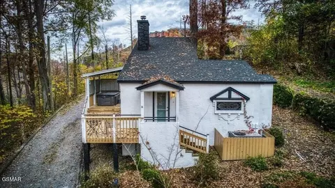 640 Red Bud Ln, Gatlinburg, TN 37738