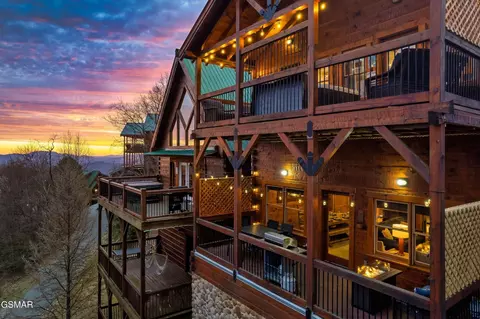 1255 Bear Cub Way, Gatlinburg, TN 37738