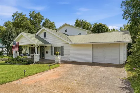 Exterior - 214 Cullum Ave, Dickson, TN 37055 photo 2 of 17