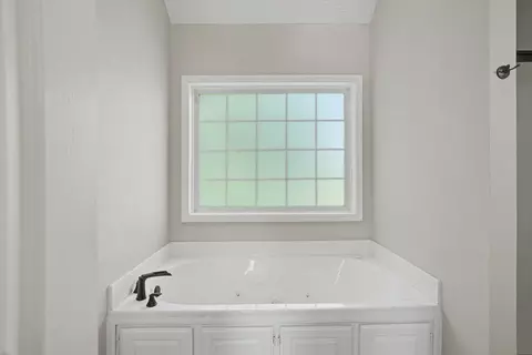 Bath - 108 Brookview Ct, Springfield, TN 37172 photo 2 of 4