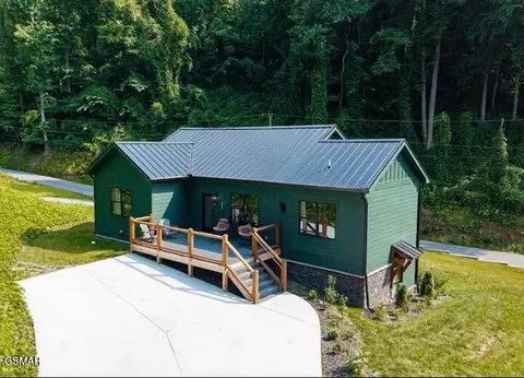 706 Kelly St, Gatlinburg, TN 37738