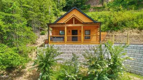 1026 Black Bear Cub Way, Sevierville, TN 37862