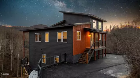 814 Davenport Rd, Gatlinburg, TN 37738