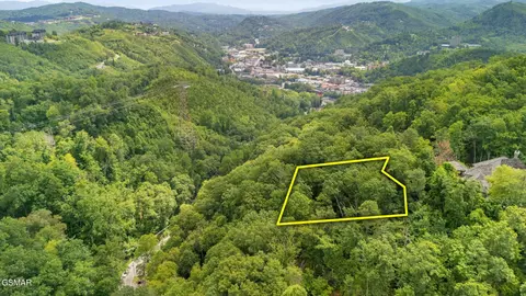 6 Ski Mtn Rd, Gatlinburg, TN 37738