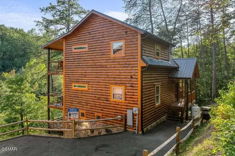 1009 Silver Poplar Ln, Sevierville, TN 37876