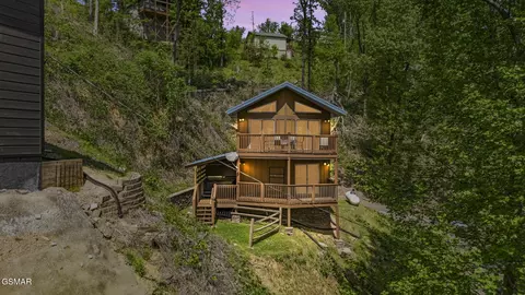 628 Woodland Dr, Gatlinburg, TN 37738