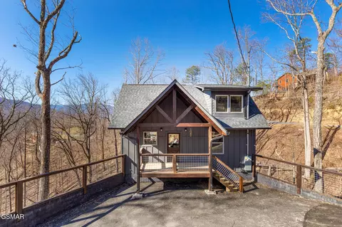 1042 Deer Path Ln, Gatlinburg, TN 37738