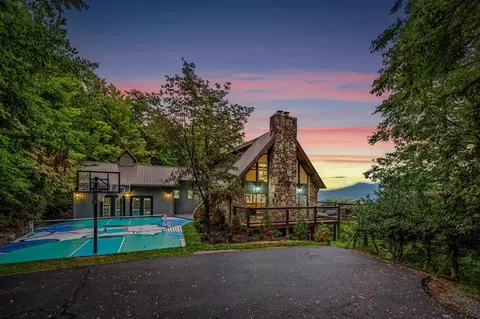 1520 Garrett Ln, Gatlinburg, TN 37738