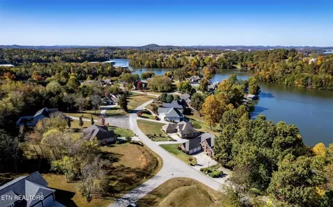 1820 Crazyhorse Dr, Maryville, TN 37801