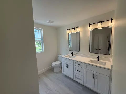 Bath - 208 15th Ave W, Springfield, TN 37172 photo 3 of 6