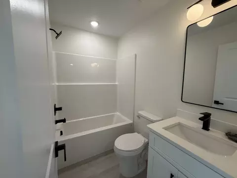 Bath - 208 15th Ave W, Springfield, TN 37172 photo 5 of 6