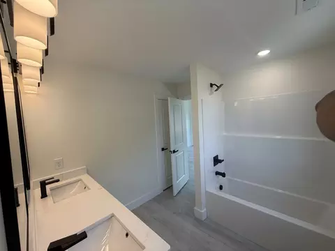 Bath - 208 15th Ave W, Springfield, TN 37172 photo 4 of 6
