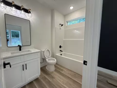 Bath - 203 15th Ave E, Springfield, TN 37172 photo 1 of 2