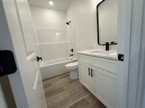 Bath - 203 15th Ave E, Springfield, TN 37172 photo 2 of 2